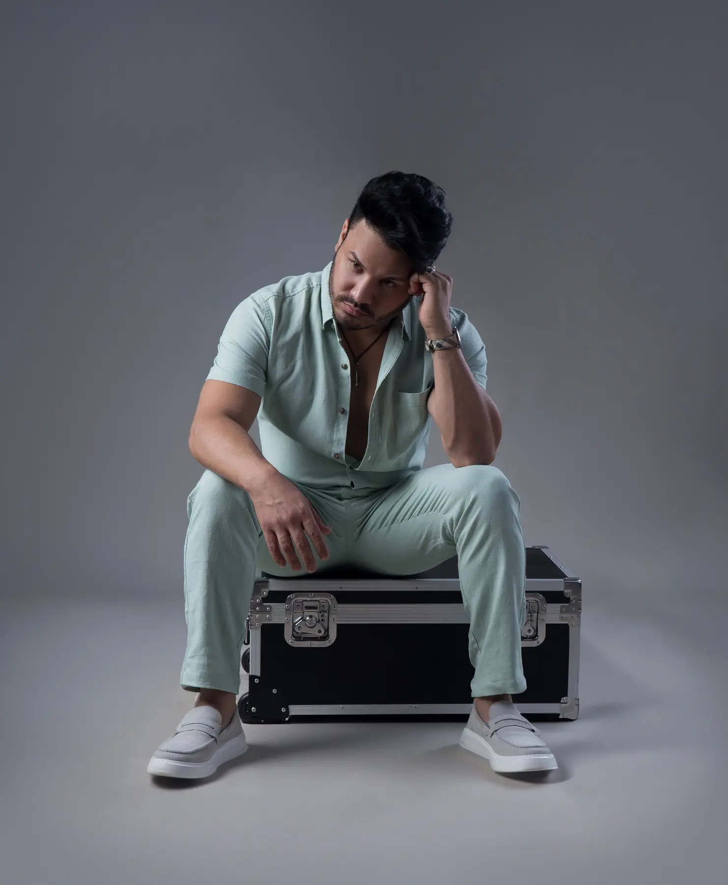 Marcelo Martins em nova fase. Depois de “Reconectar”, o cantor lança “Deixa o Relógio Rodar”, single que convida a pausar e viver o agora